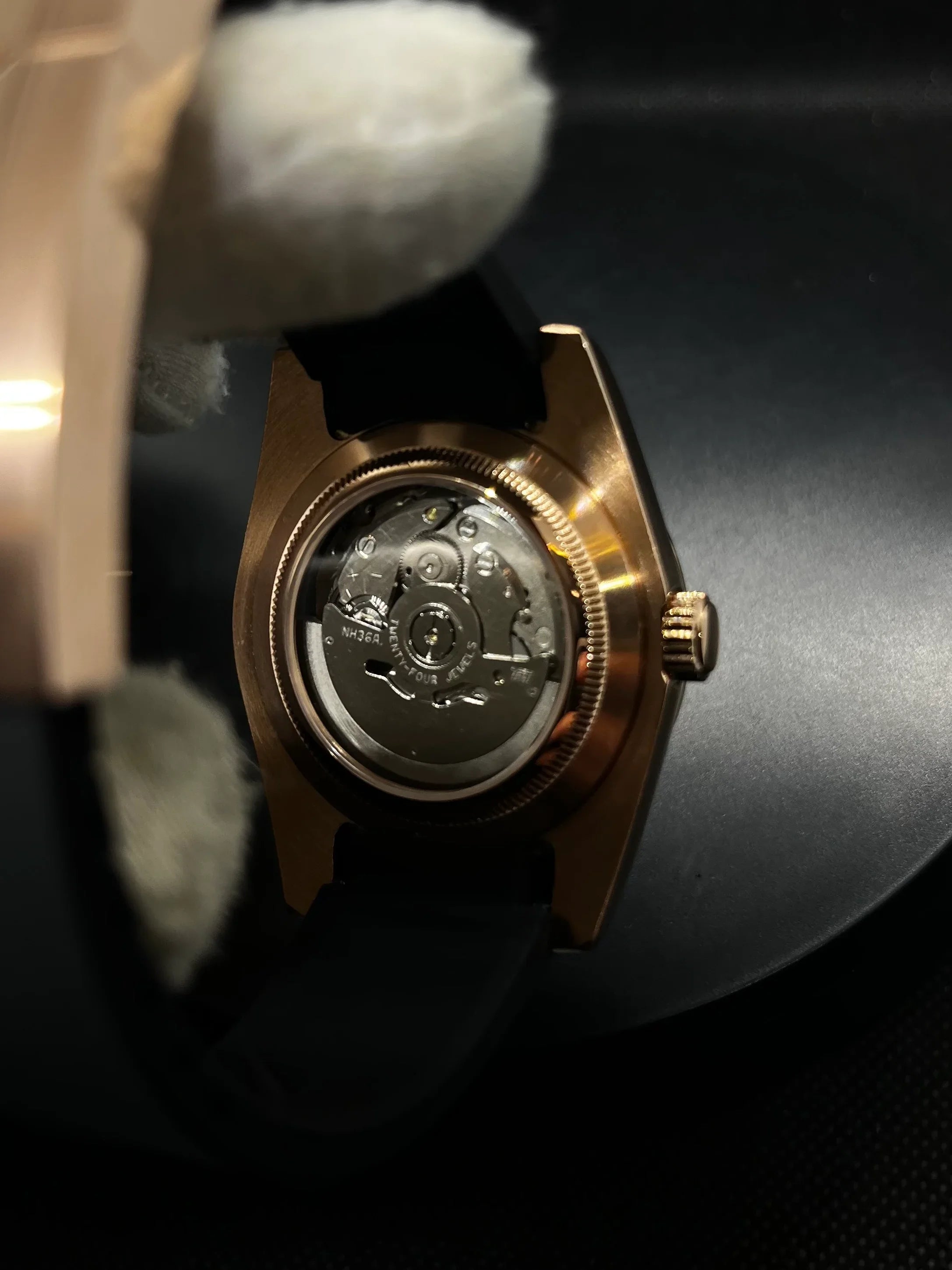 Datejust – Noir Gold (Bracelet Caoutchouc)