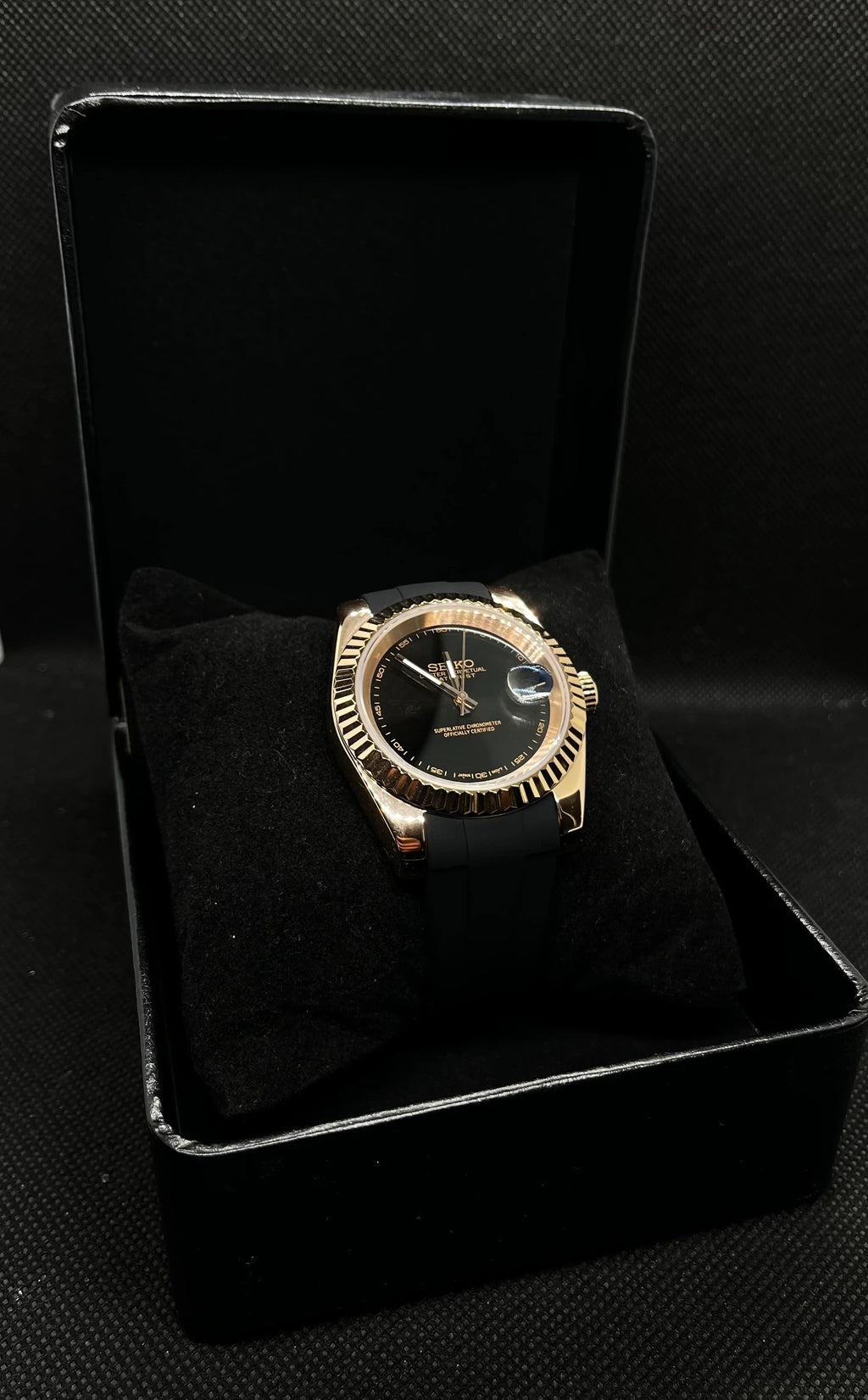 Datejust – Noir Gold (Bracelet Caoutchouc)