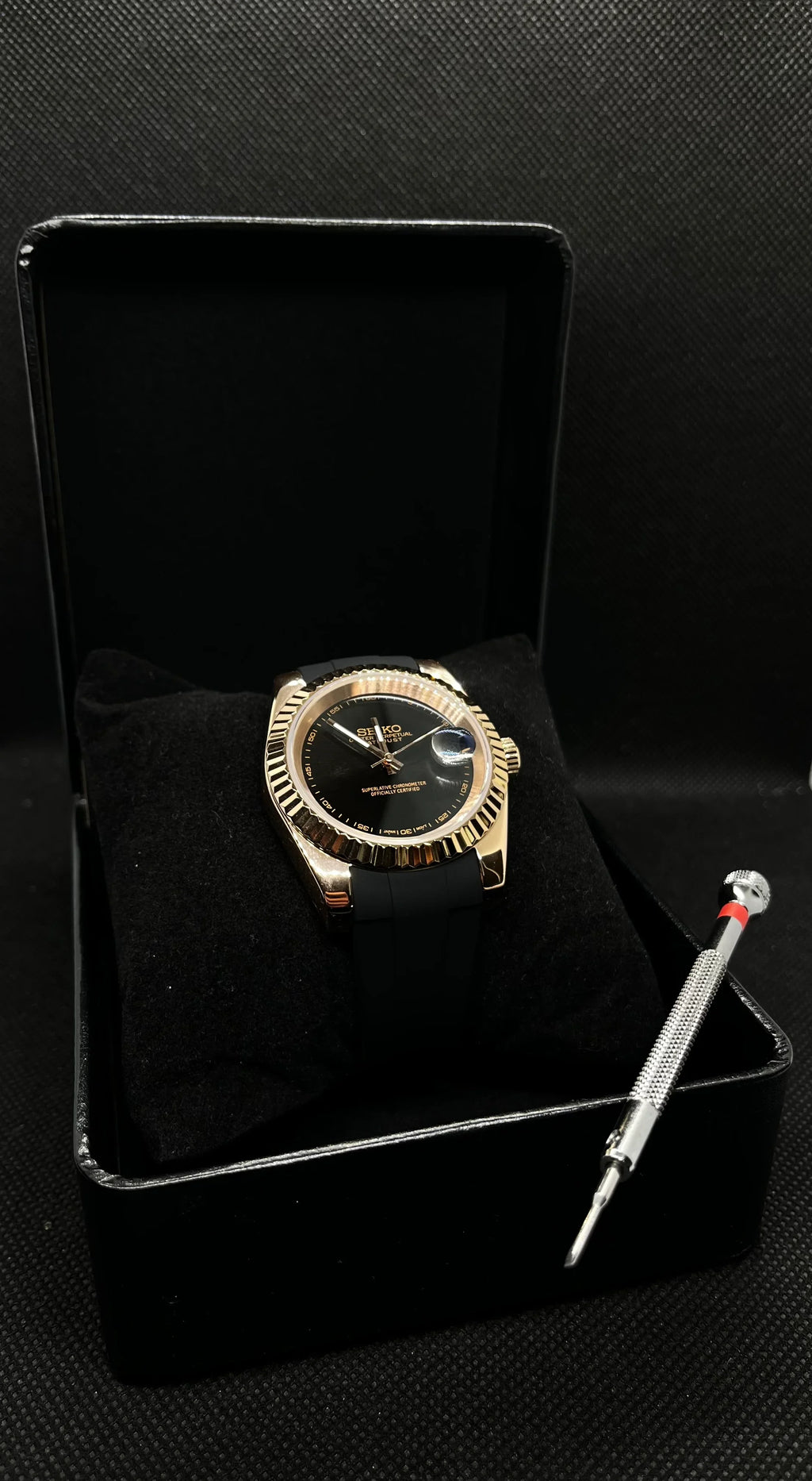 Datejust – Noir Gold (Bracelet Caoutchouc)